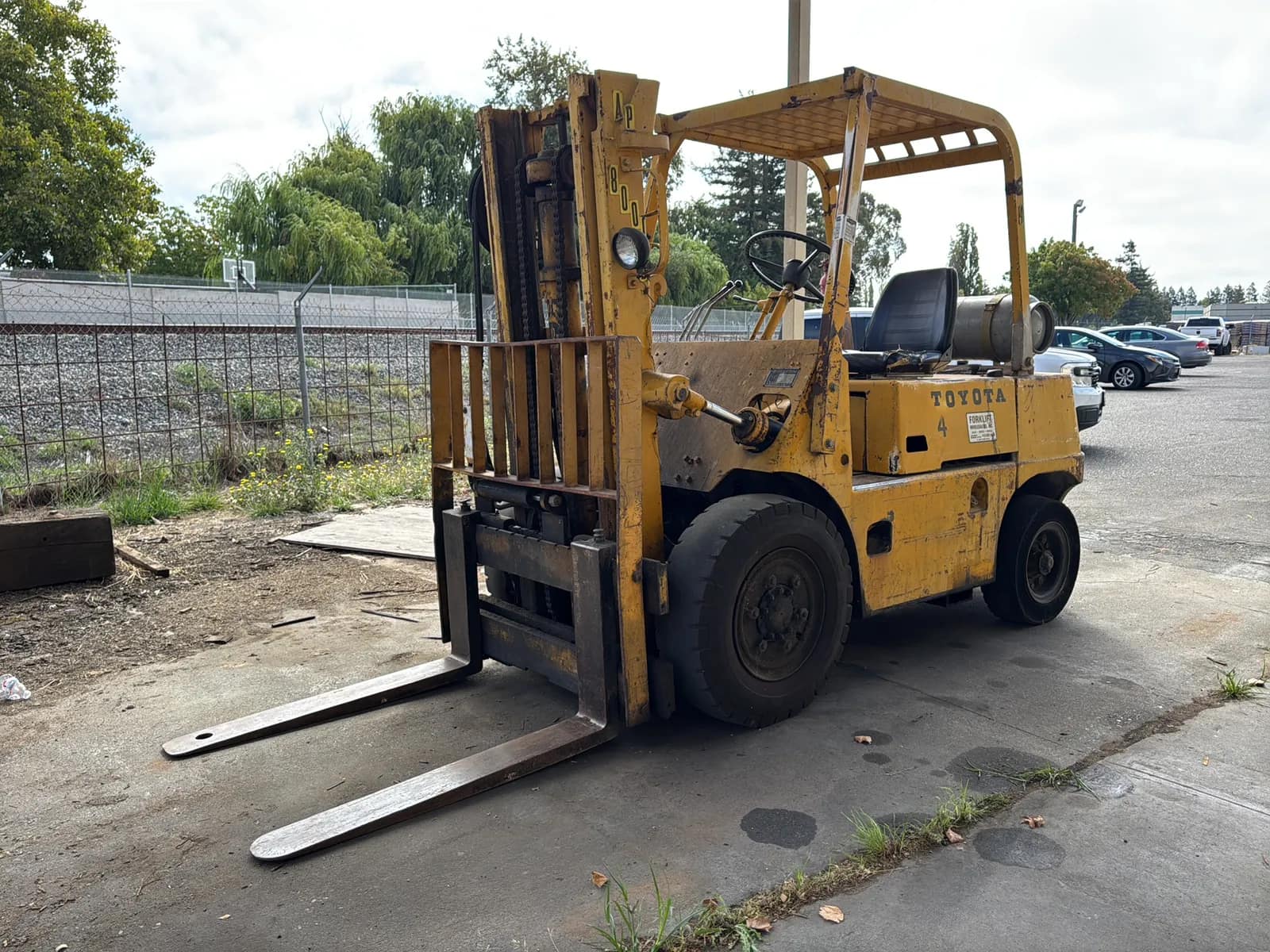 toyota-8000lb-propane-forklift-needs-battery-mud6se1y