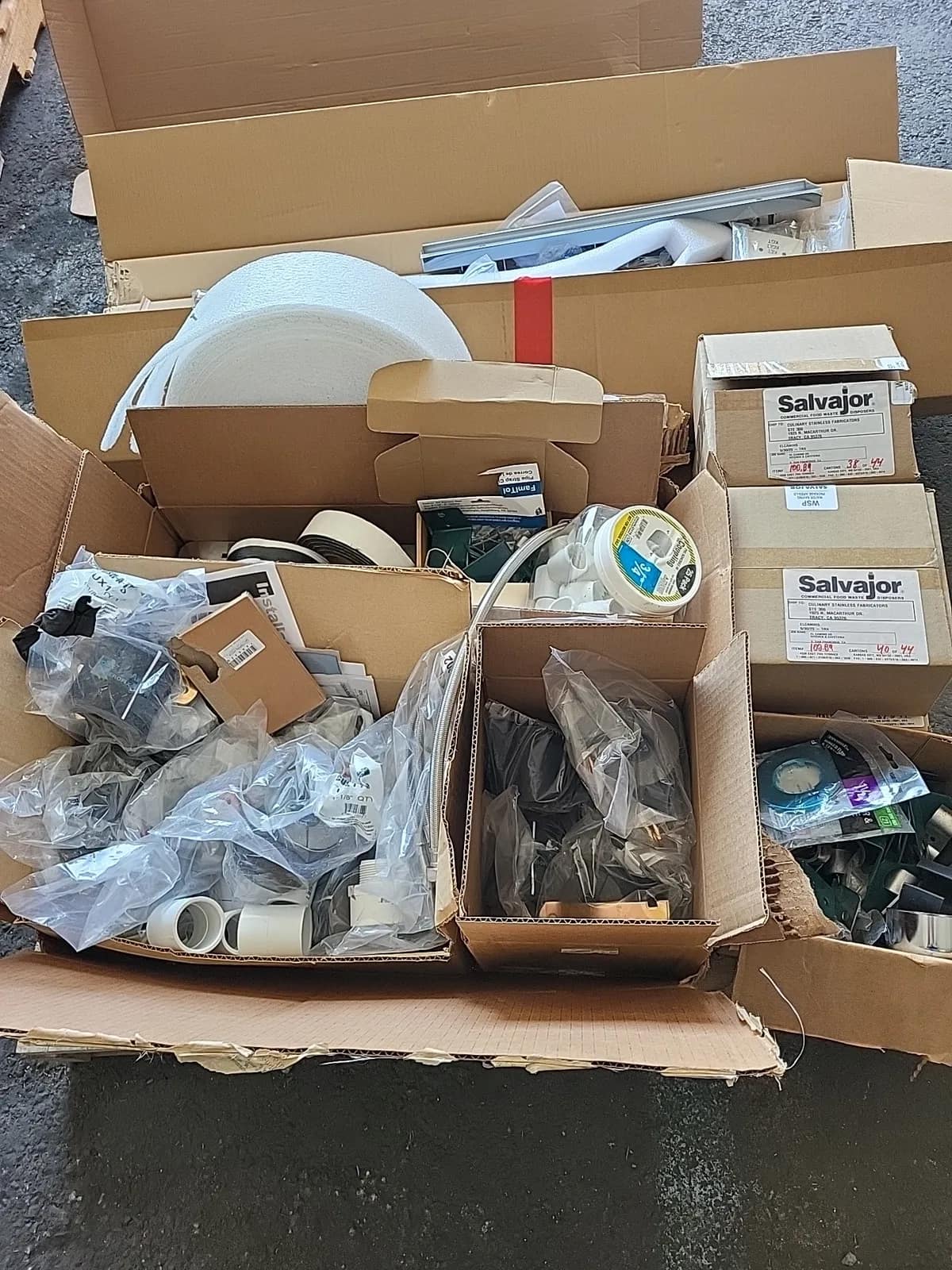 pallet-of-various-plumbing-parts-mu4ro1ew