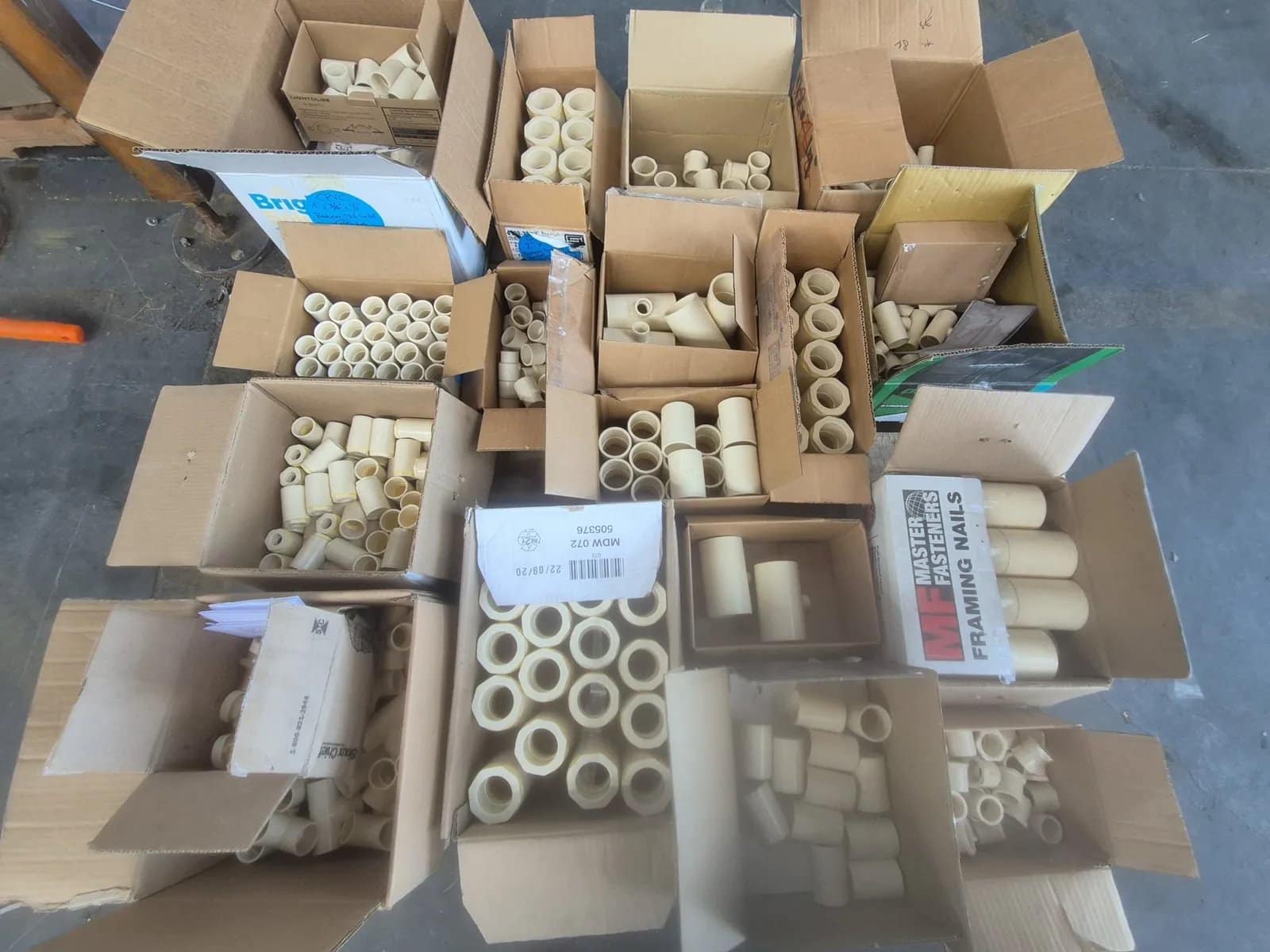contents-of-pallet-assortment-of-pvc-fittings-muece2ct