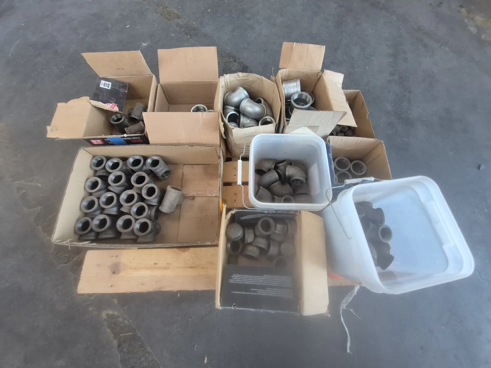 contents-of-pallet-assortment-of-black-iron-muedi3ac