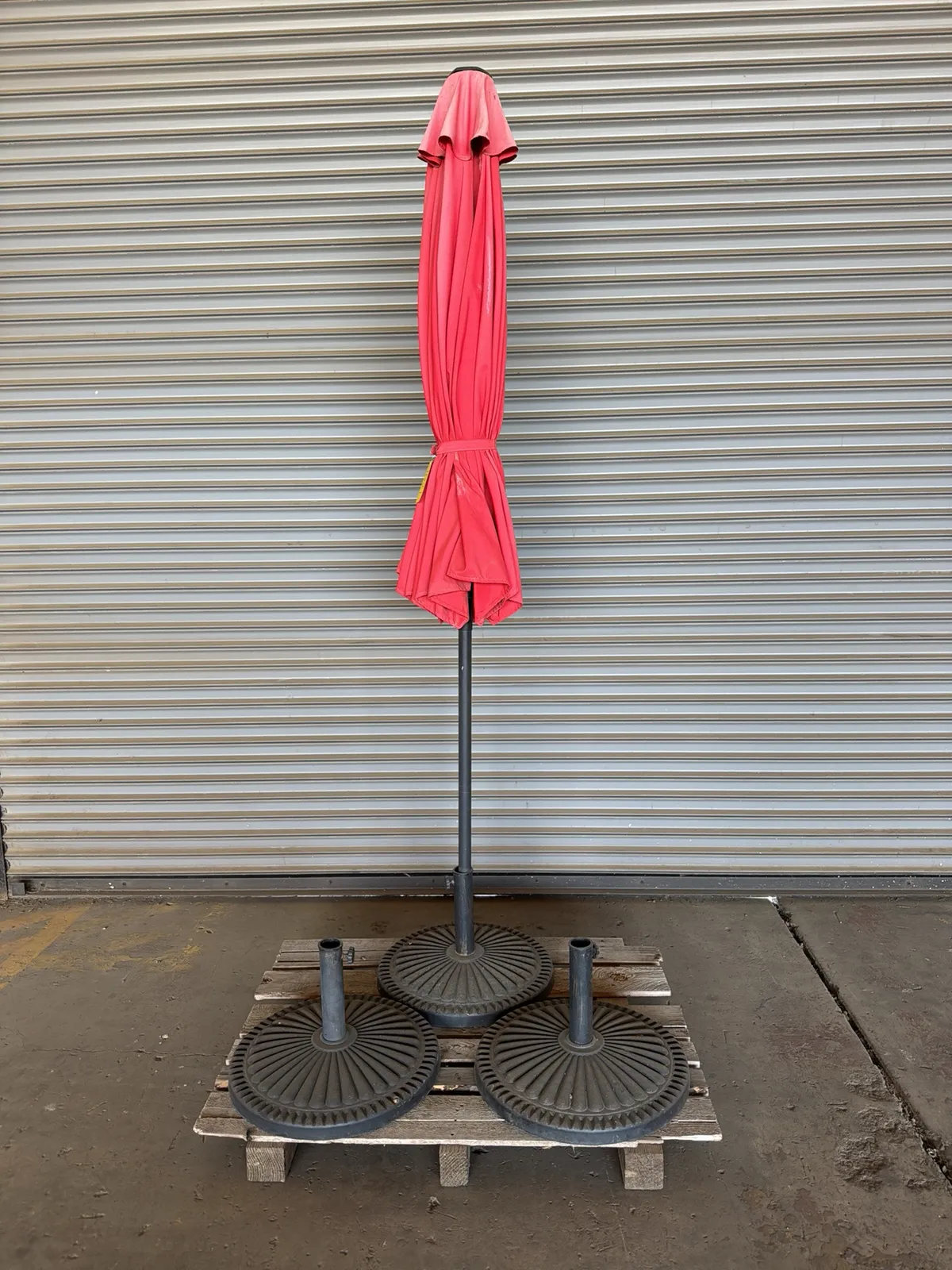 outdoor-patio-umbrella-and-umbrella-stands-a3acb7