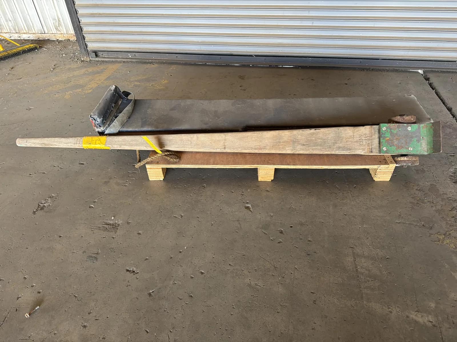 pallet-of-dollys-muh8zd41