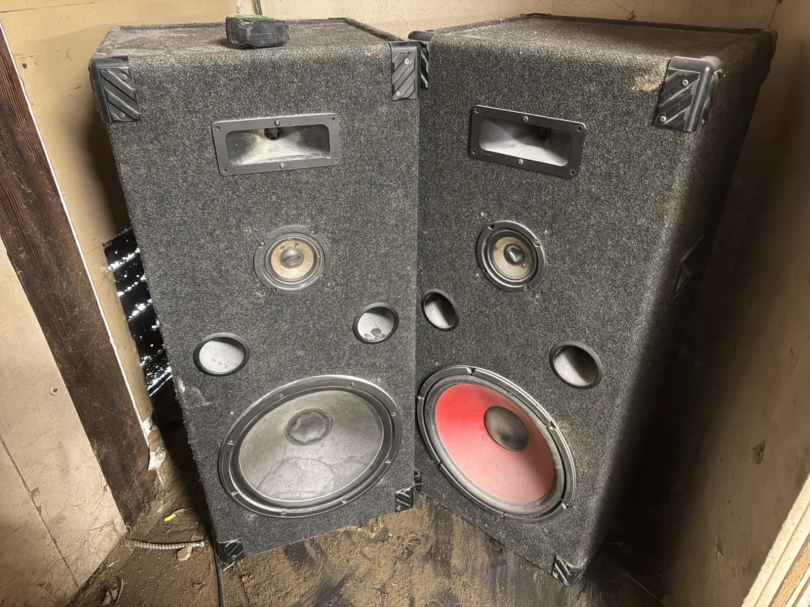 2-speakers-f91116