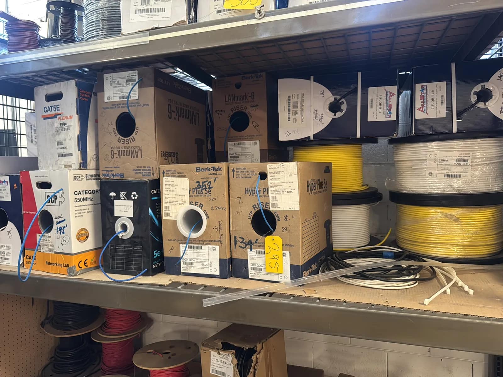 contents-of-1-shelf-assorted-cable-wire-and-more-mu96um4r