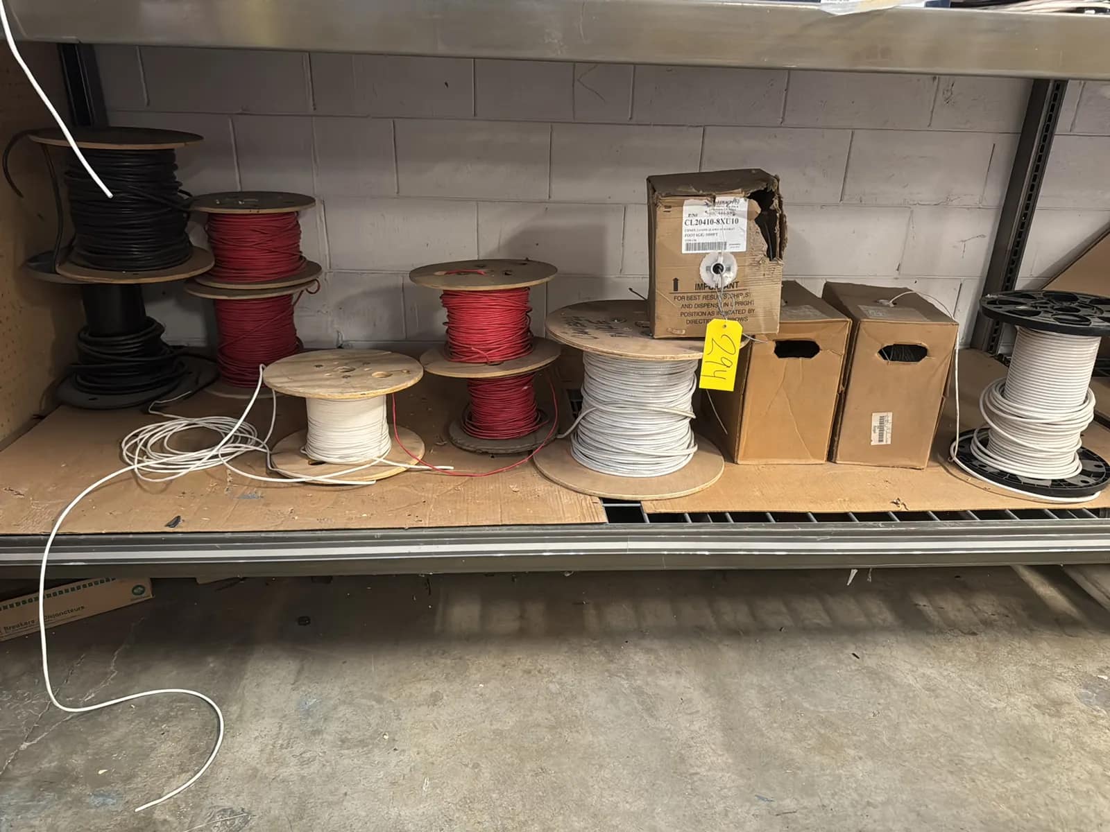 contents-of-1-shelf-assorted-cable-wire-and-more-mu96uhbh