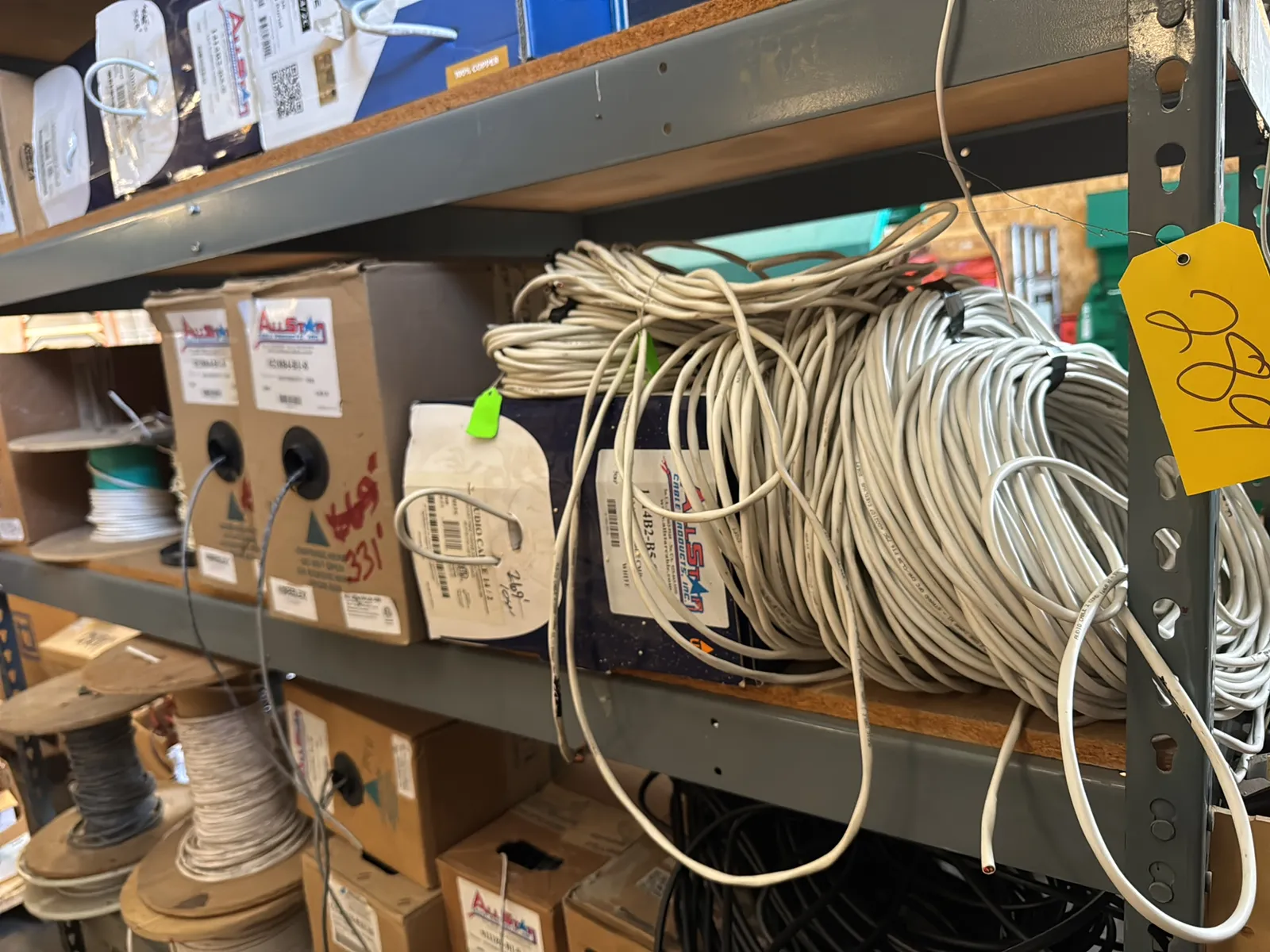 contents-of-1-shelf-assorted-cable-wire-and-more-mu96sxae