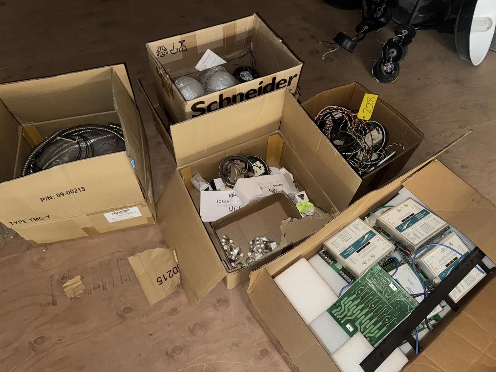 6-boxes-assorted-lighting-fixtures-accessories-dimmer-modules-and-more-c756a3