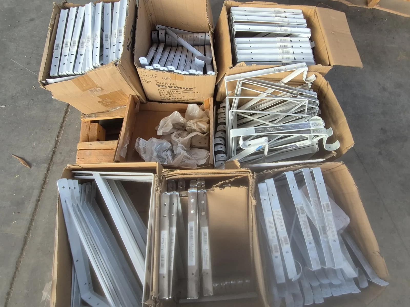 contents-of-pallet-assortment-of-shelf-and-pole-support-592601