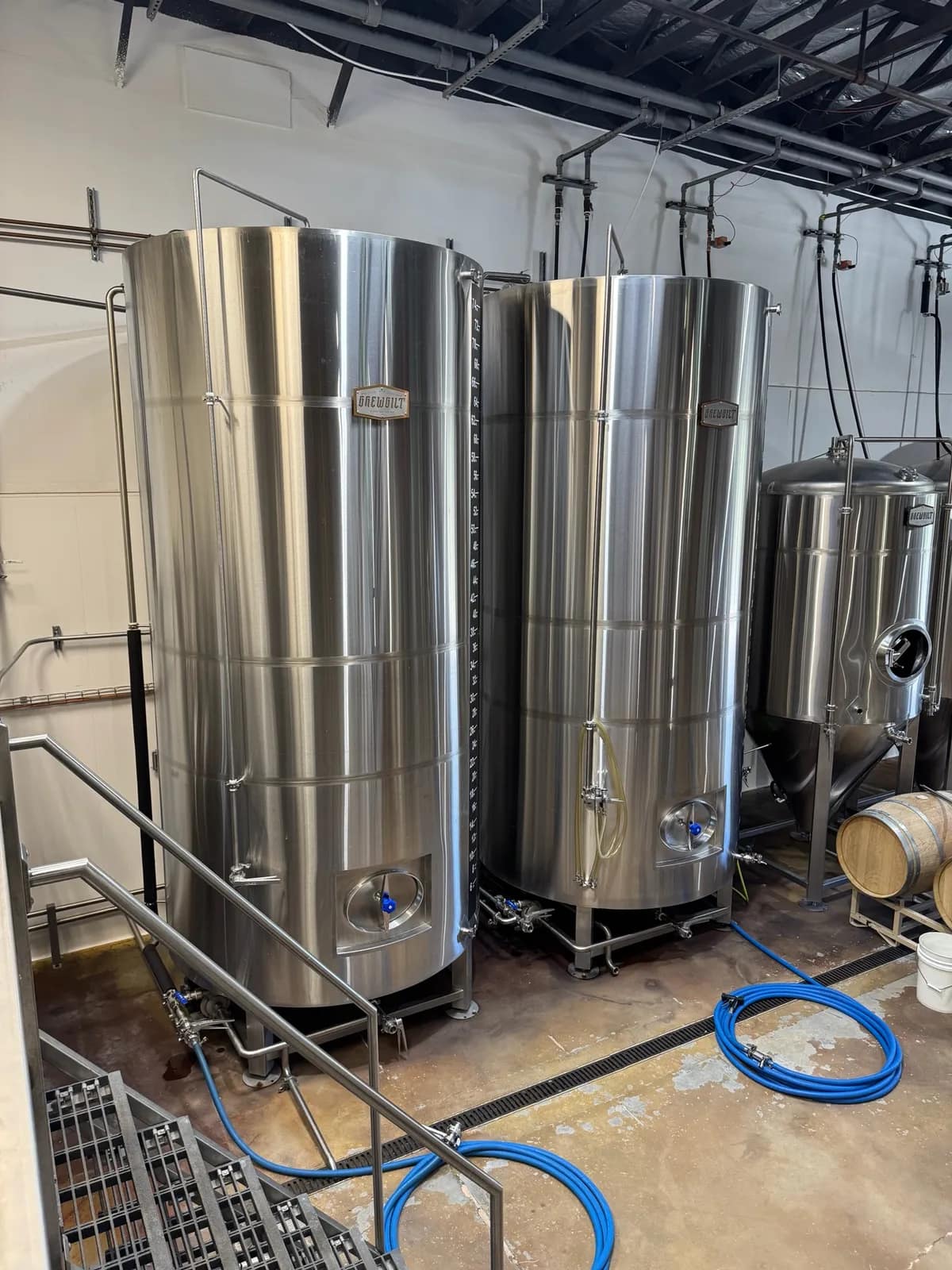 brewbilt-80-bbl-stainless-steel-jacketed-cold-liquor-tank-right-tank-only-mugh5oxn