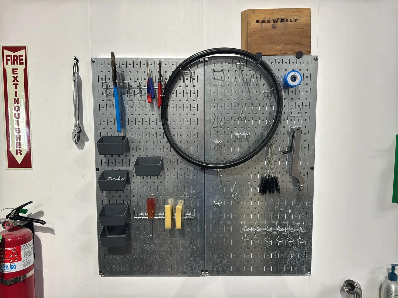 steel-pegboard-and-contents-tools-cleaning-brushes-and-gasket-mugfwsni