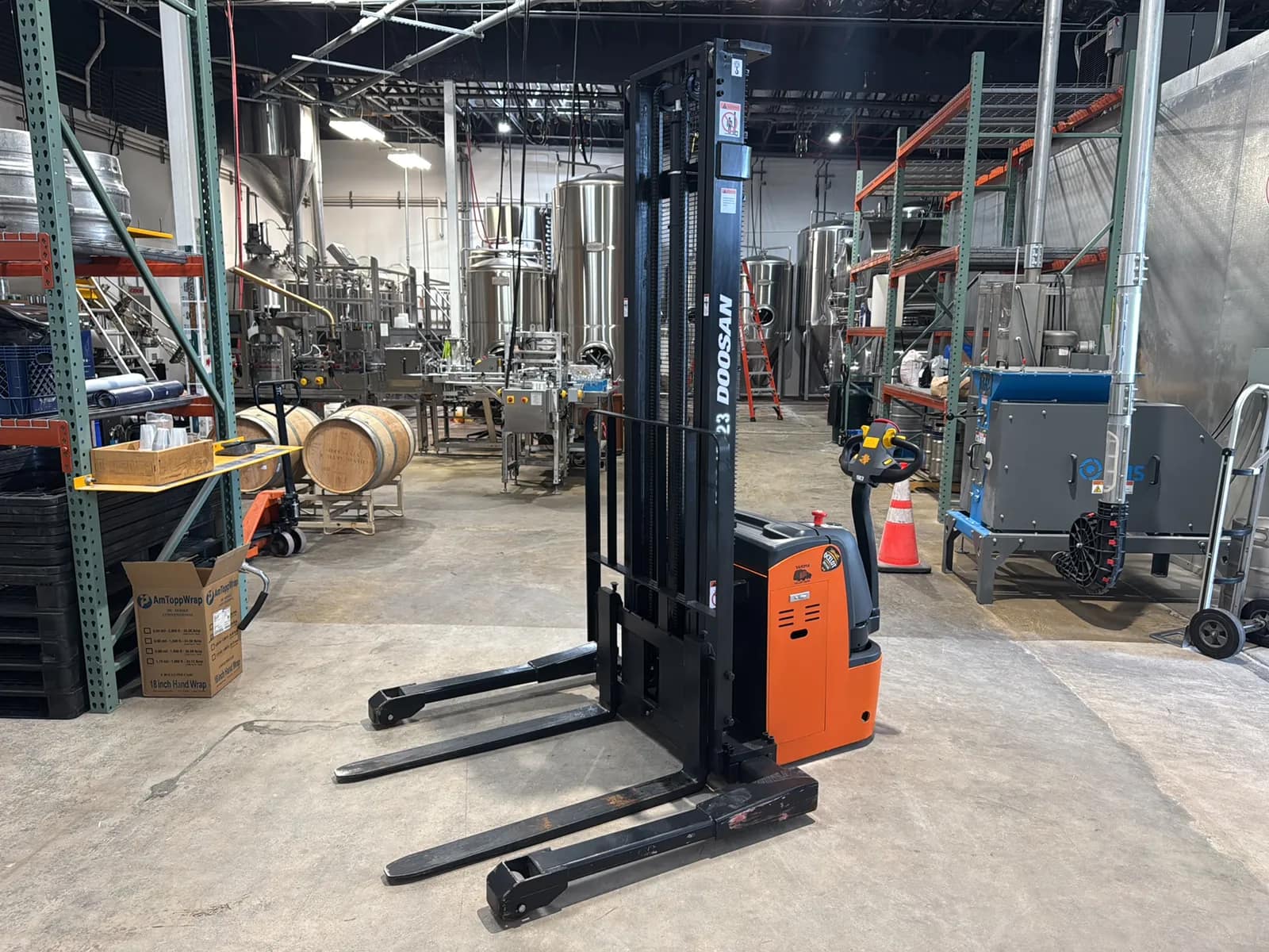 doosan-bws17s-7-3300lb-capacity-12-lift-electric-stacker-muggbtft