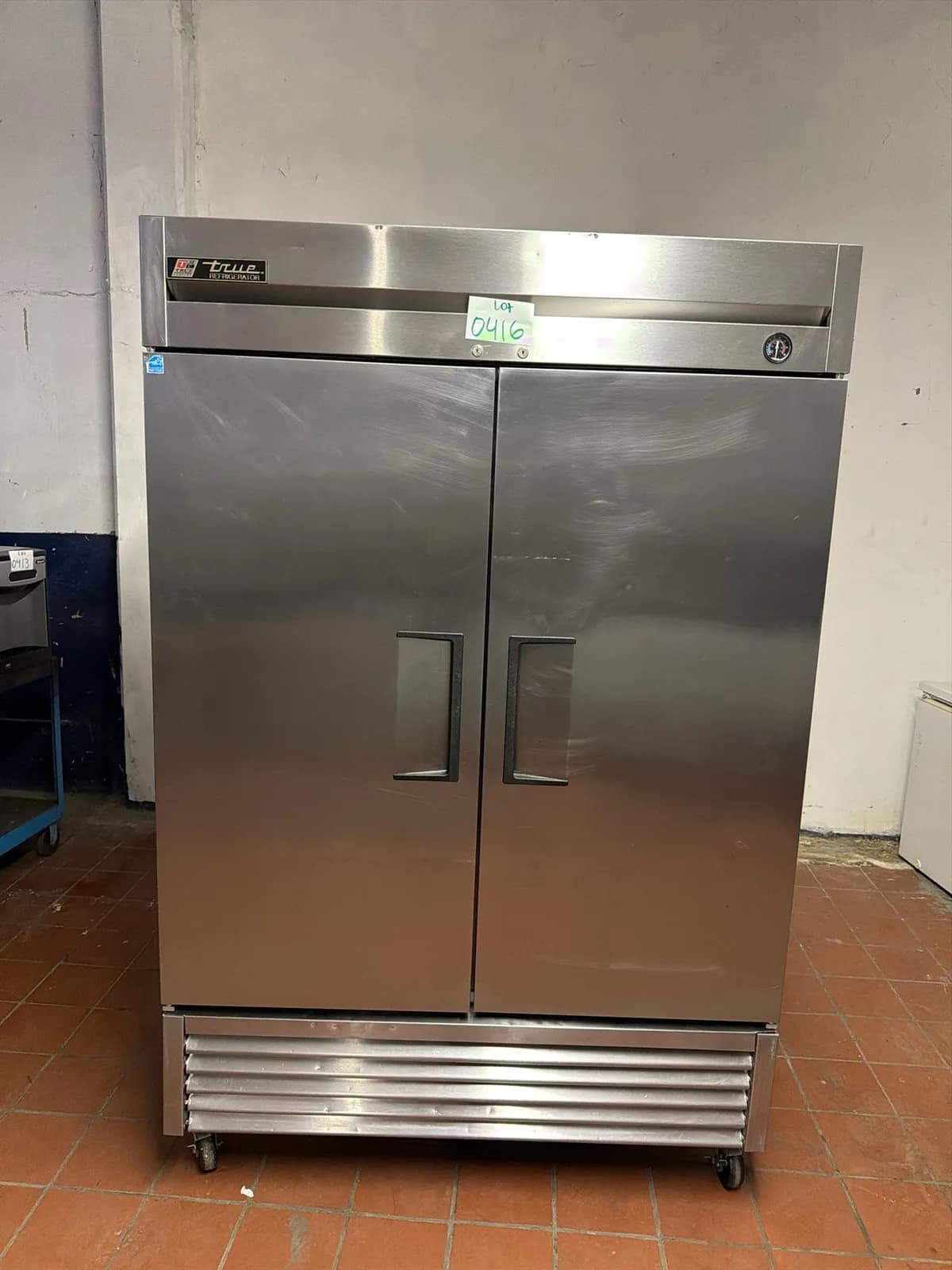 two-door-reach-in-true-refrigerator-4-racks-included-aa1ef2