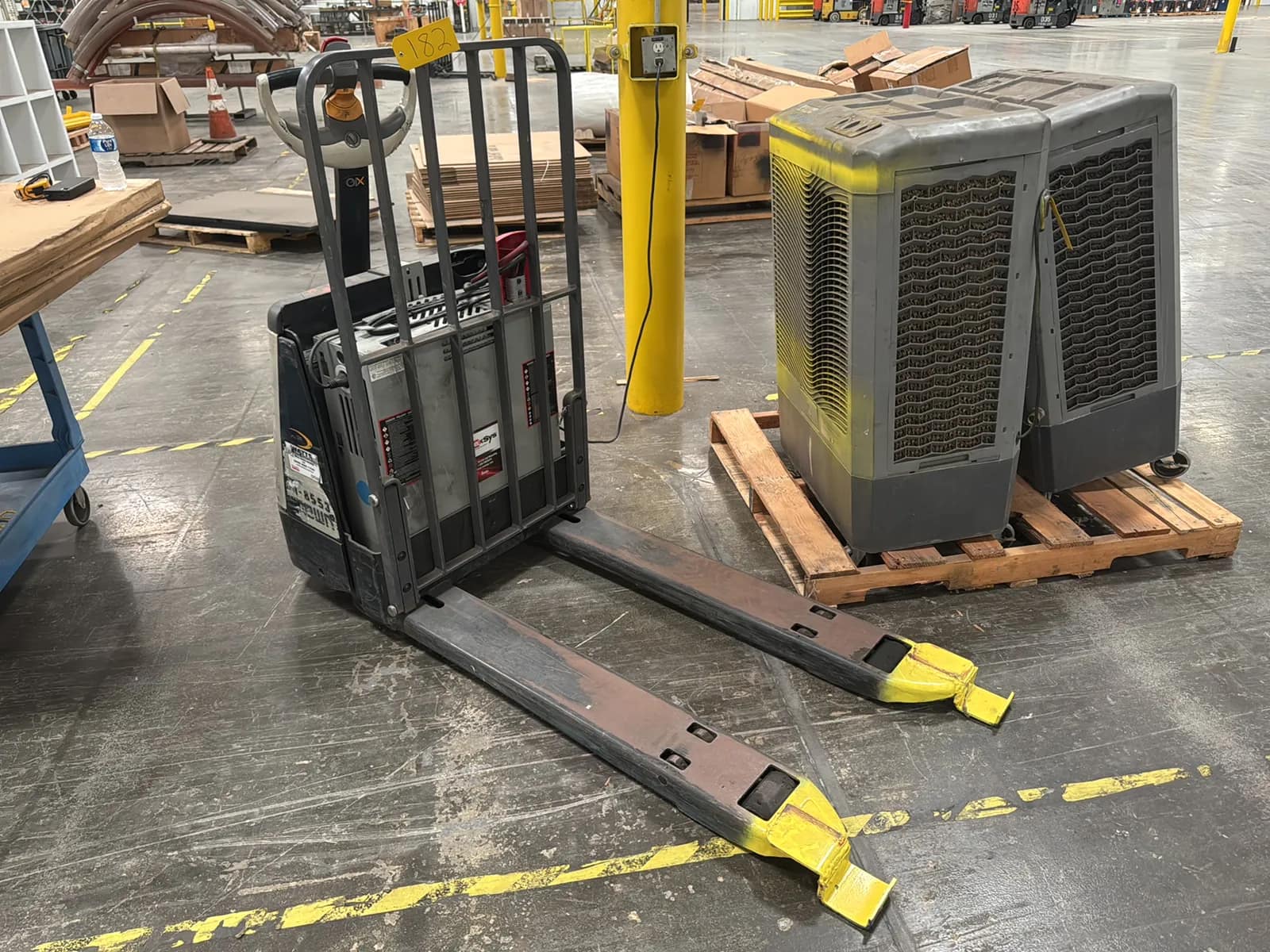crown-wp-4500-lb-capacity-electric-pallet-jack-b11508