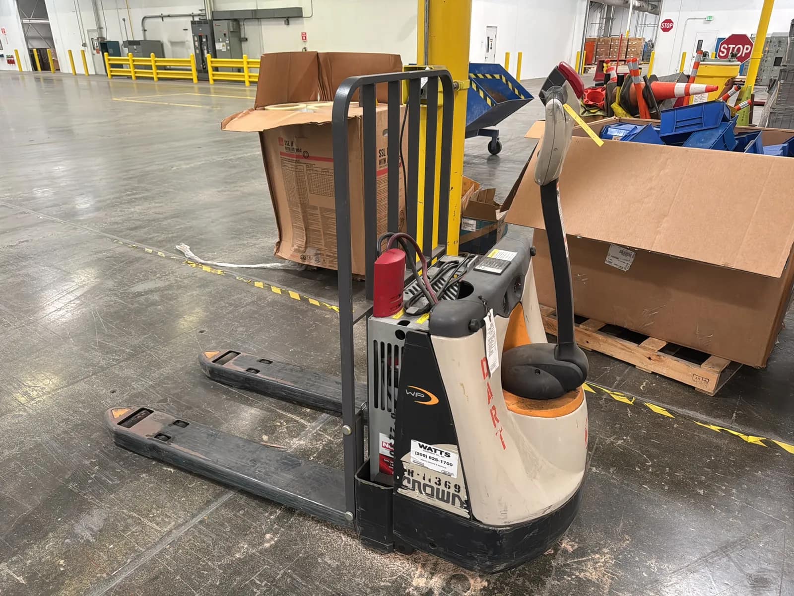 crown-wp-4500lb-capacity-electric-pallet-jack-ad952d