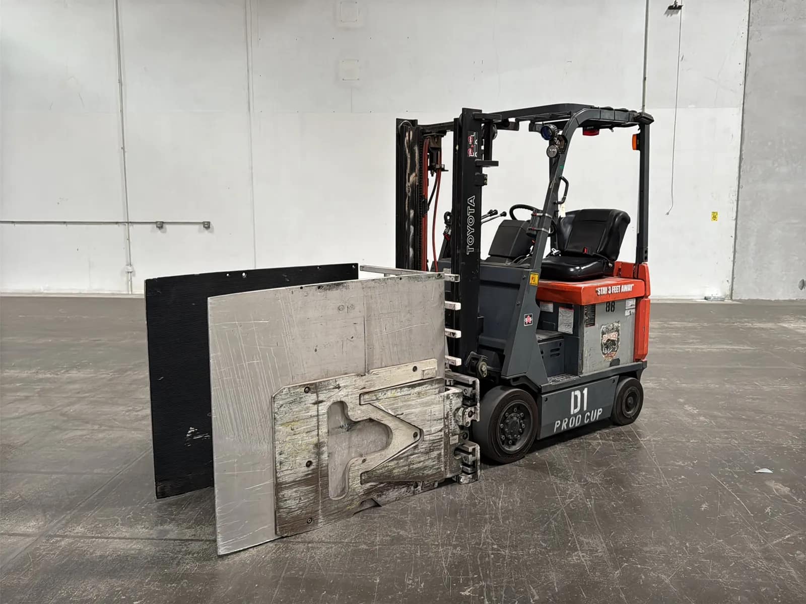 toyota-7fbcu15-3000lb-capacity-electric-forklift-with-cascade-bale-clamp-mv4mx0bm