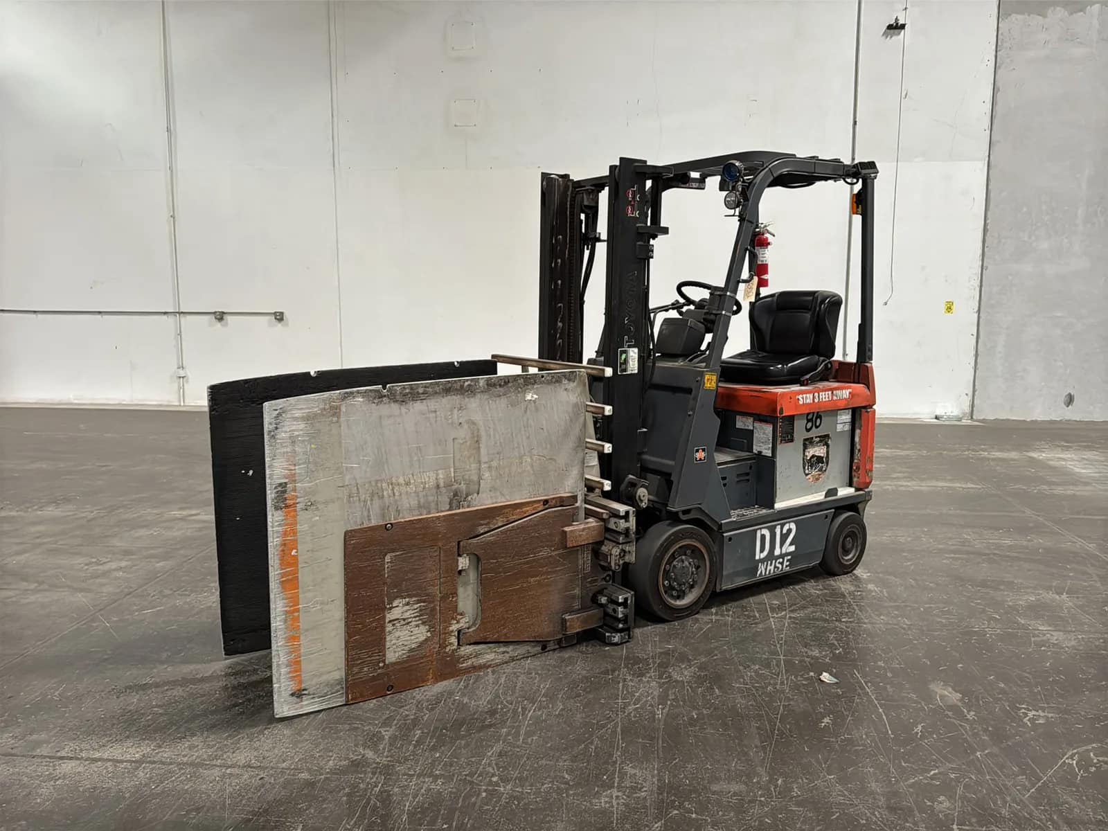 toyota-7fbcu15-3000lb-capacity-electric-forklift-with-cascade-bale-clamp-mv4myoh5