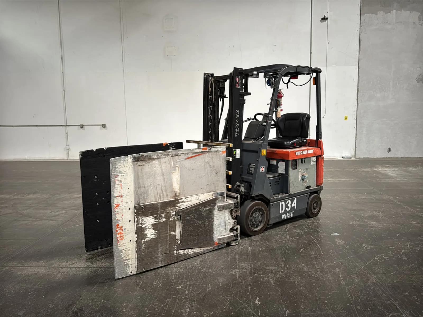 toyota-7fbcu15-3000lb-capacity-electric-forklift-with-cascade-bale-clamp-mv4mwb5b