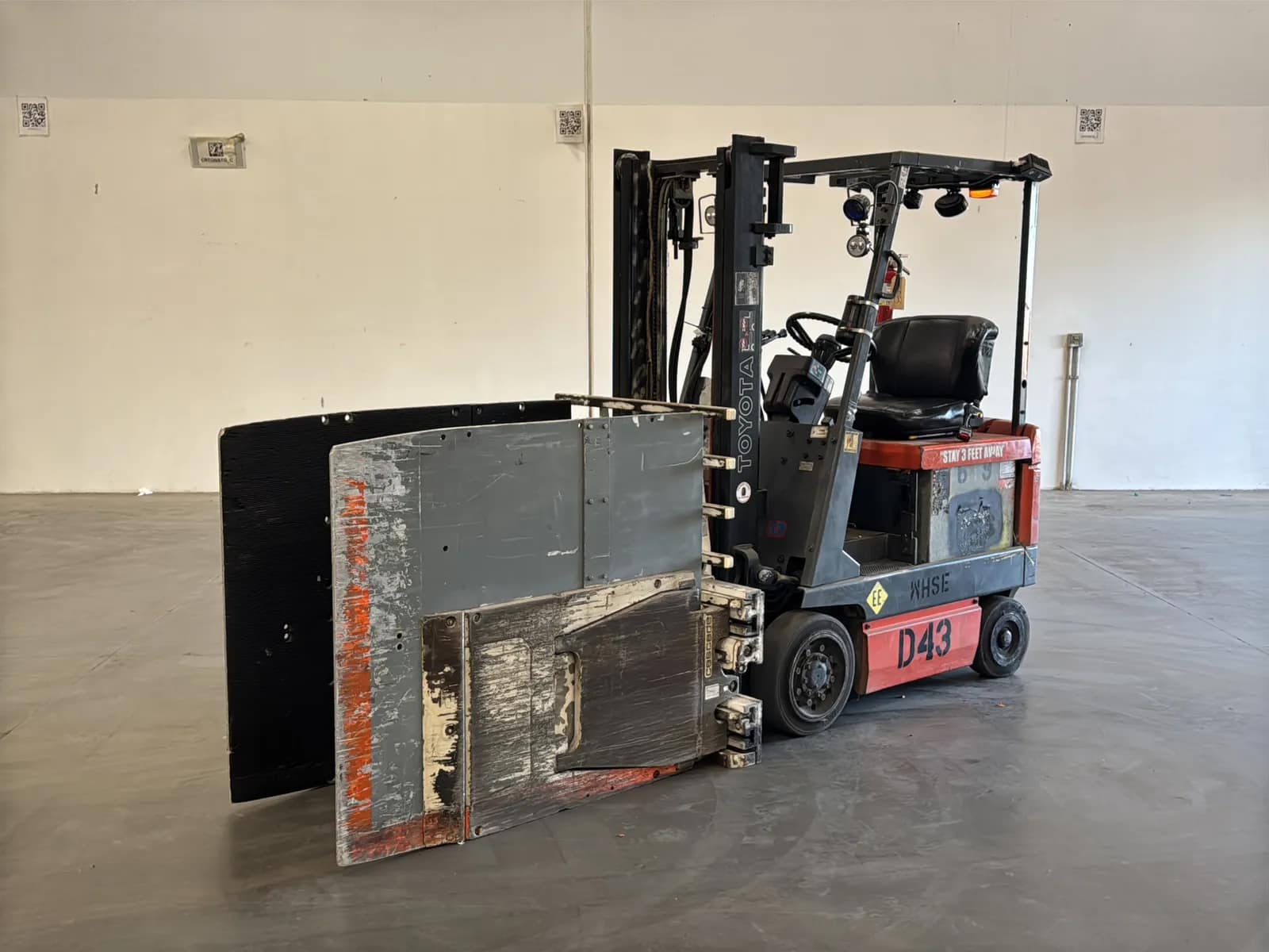 toyota-5fbcu15-2700lb-capacity-electric-forklift-with-cascade-bale-clamp-mv4n9yjv