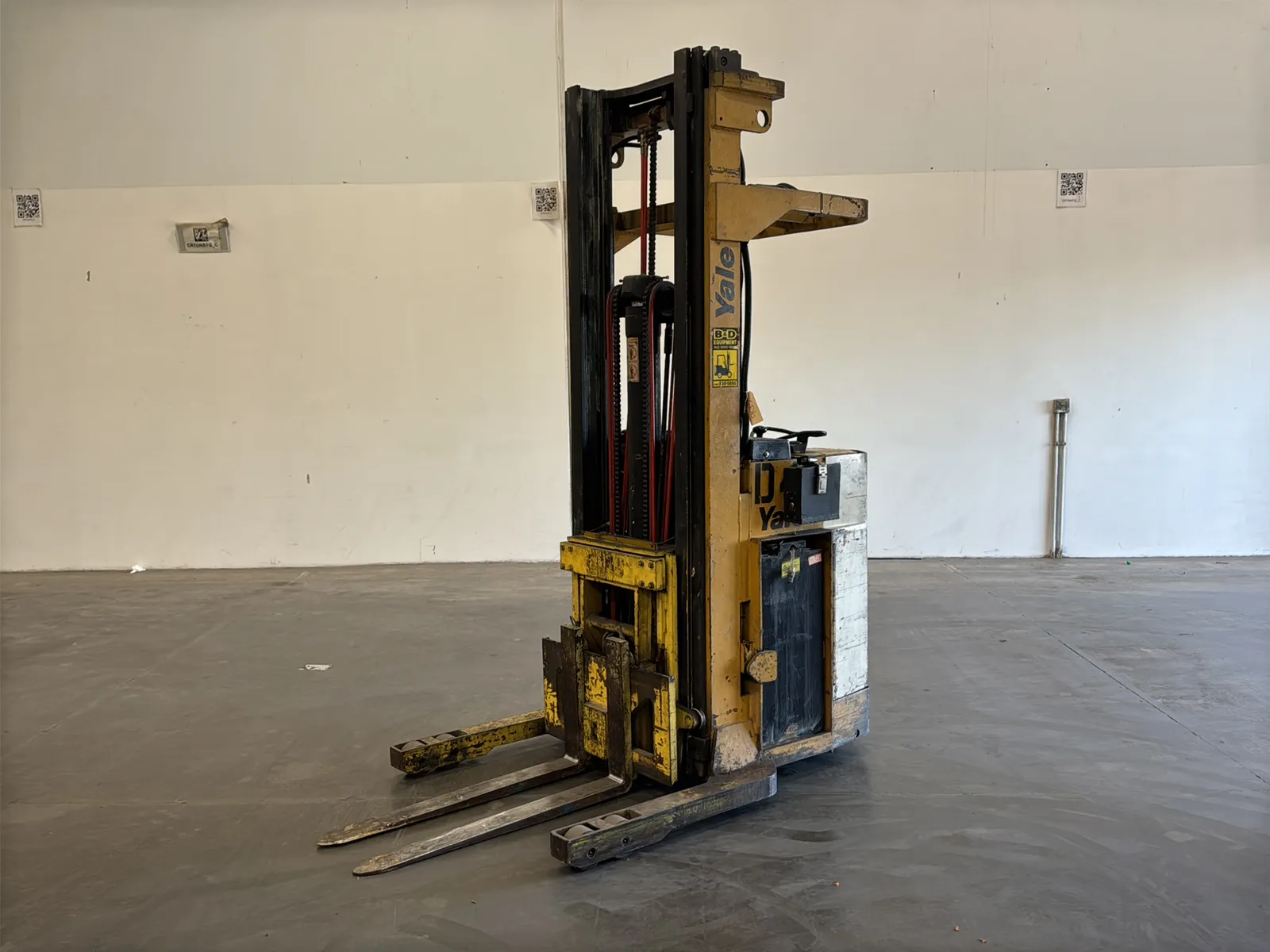 yale-2250lb-capacity-electric-standing-forklift-mv4ndqyp
