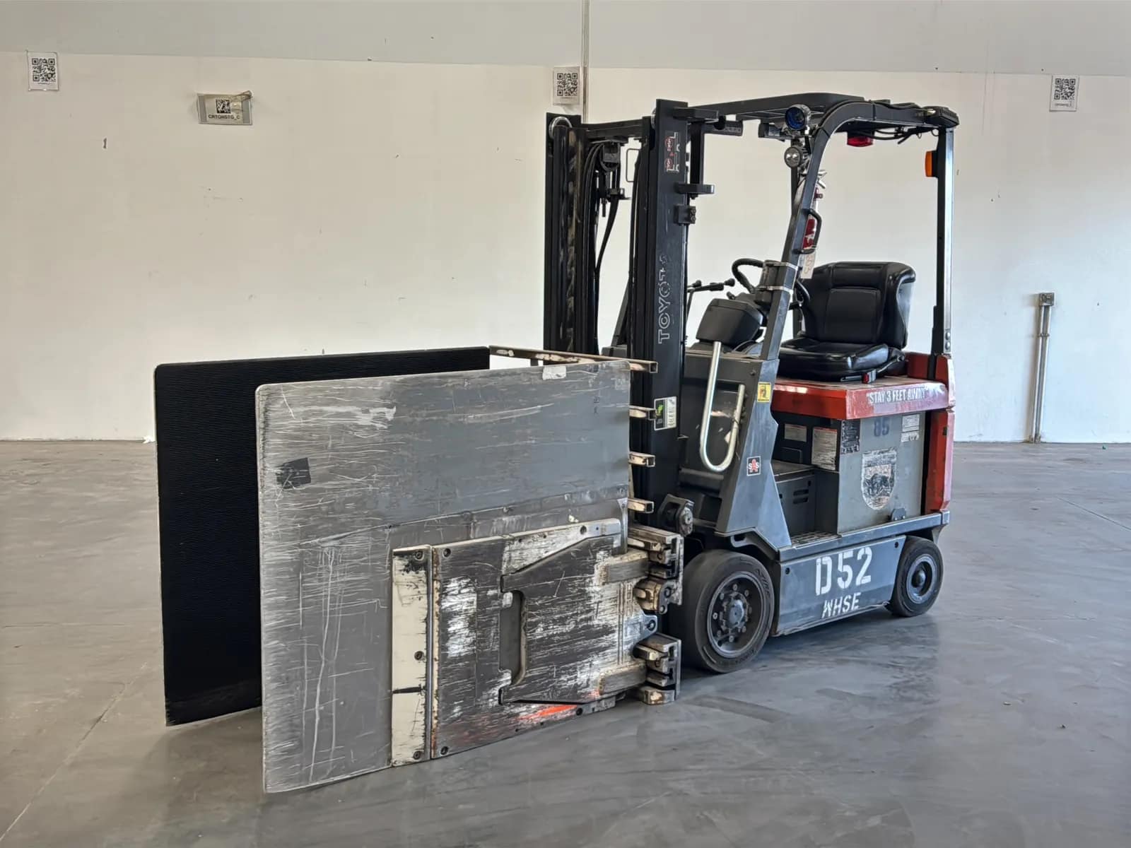 toyota-7fbcu15-3000lb-capacity-electric-forklift-with-cascade-bale-clamp-drives-hydraulics-not-functioning-mv4n1wyu