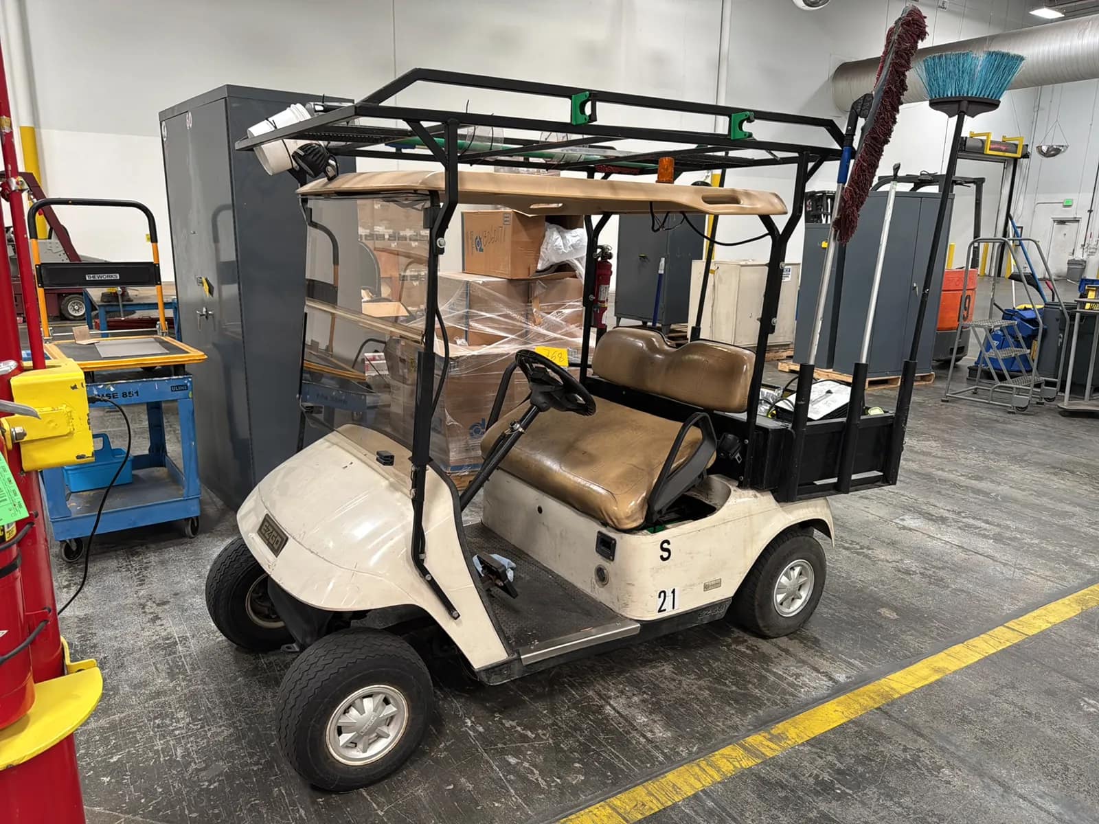 ez-go-textron-golf-cart-with-charger-not-running-mv79luyz