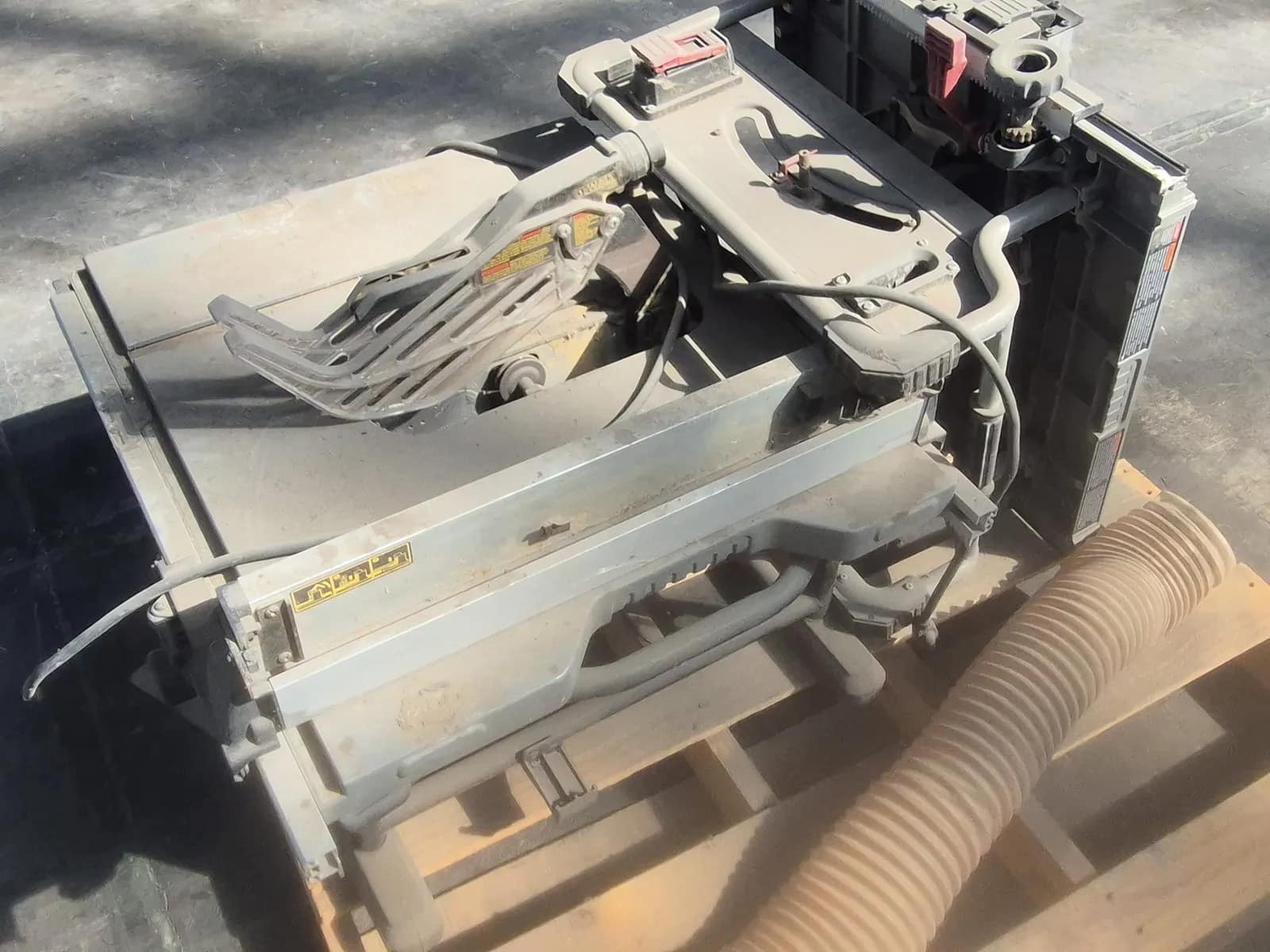 contents-of-pallet-1skilsaw-heavy-duty-worm-drive-table-saw-1-dewalt-table-saw-blade-guard-and-riving-knife-assembly-mva2kycx