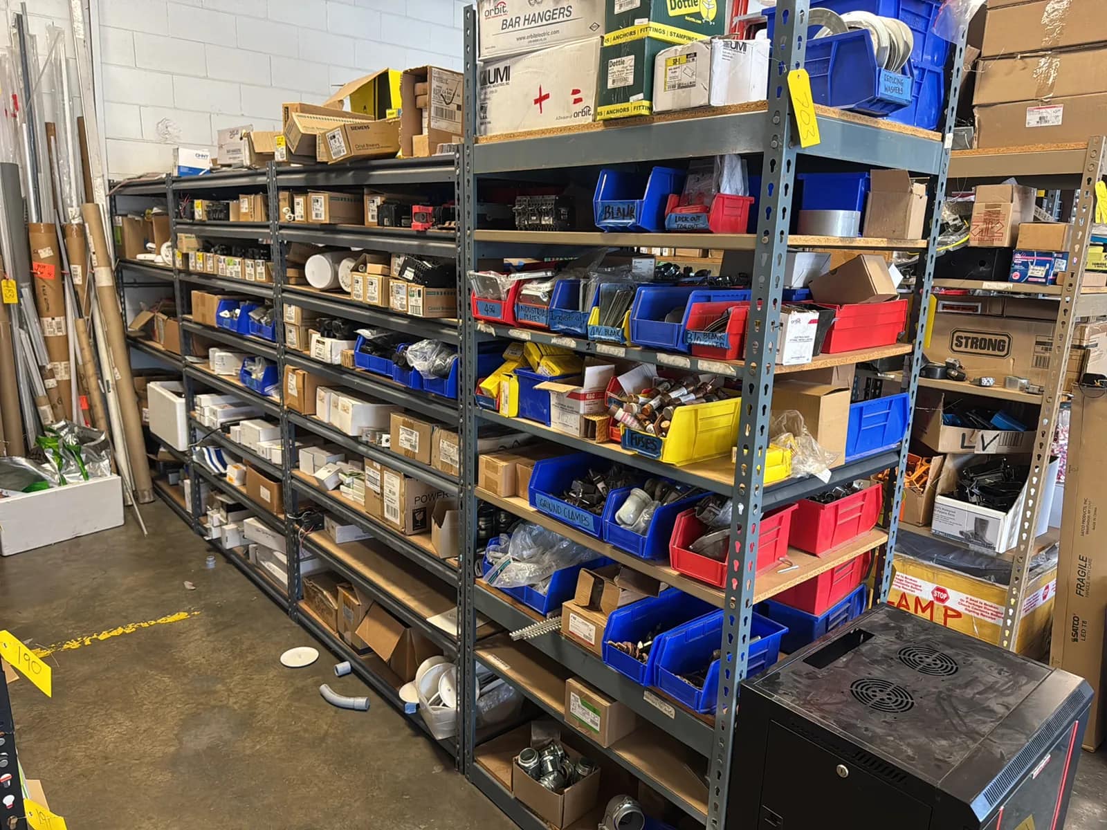 4-adjustable-metal-shelving-unitscontents-not-included-mv6uiazx