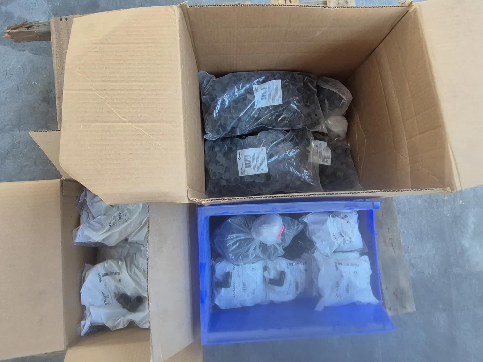 contents-of-pallet-assortment-of-water-line-fittings-various-proflo-pipe-clamps-propex-ep-elbow-mva2sg9a