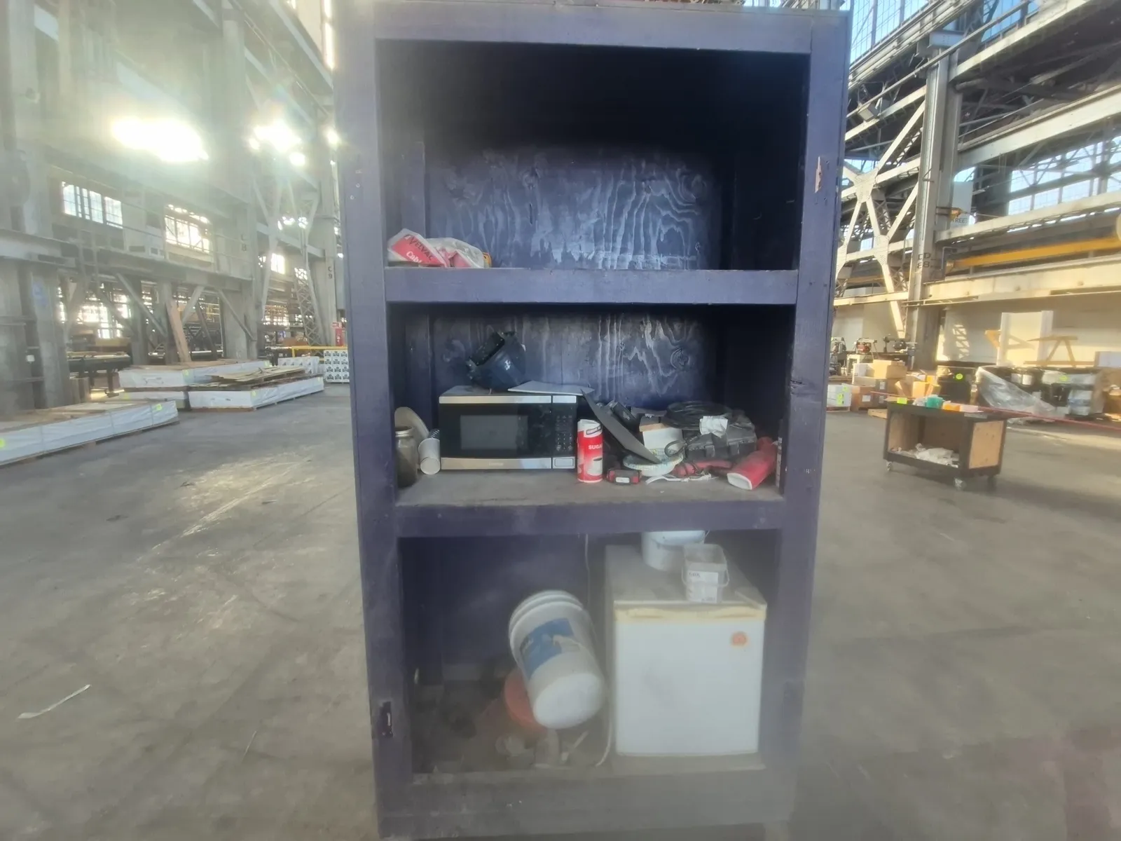 1-industrial-storage-cabinet-with-miscellaneous-items-inside-5e4908