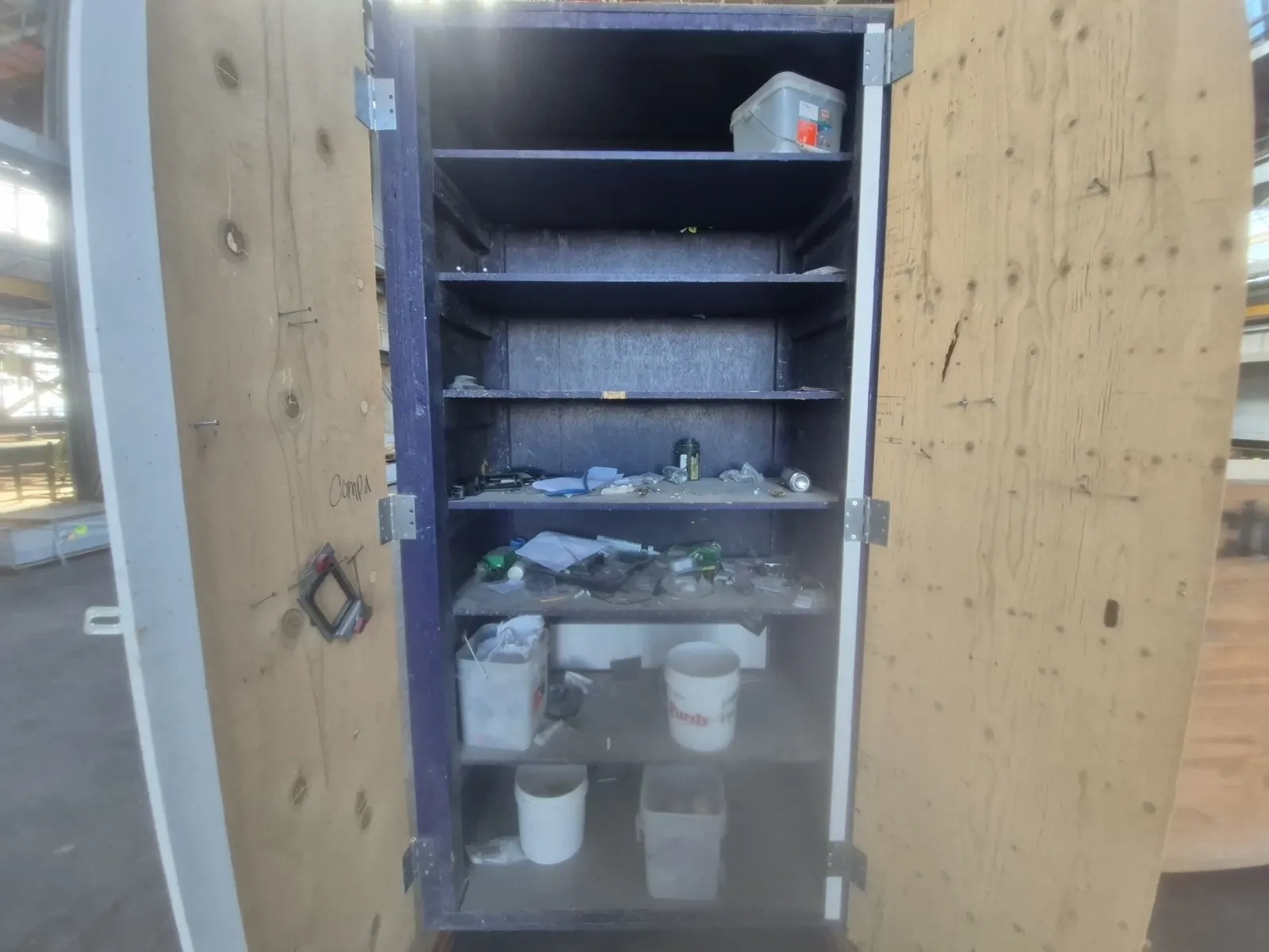 1-storage-cabinet-with-shelves-and-assorted-contents-810327