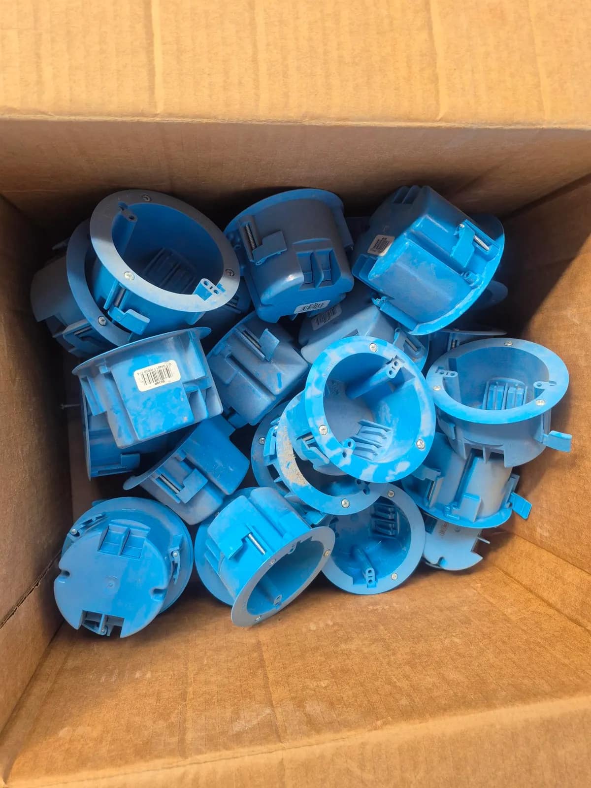 1-boxes-assorted-blue-plastic-electrical-box-covers-mva5jumt