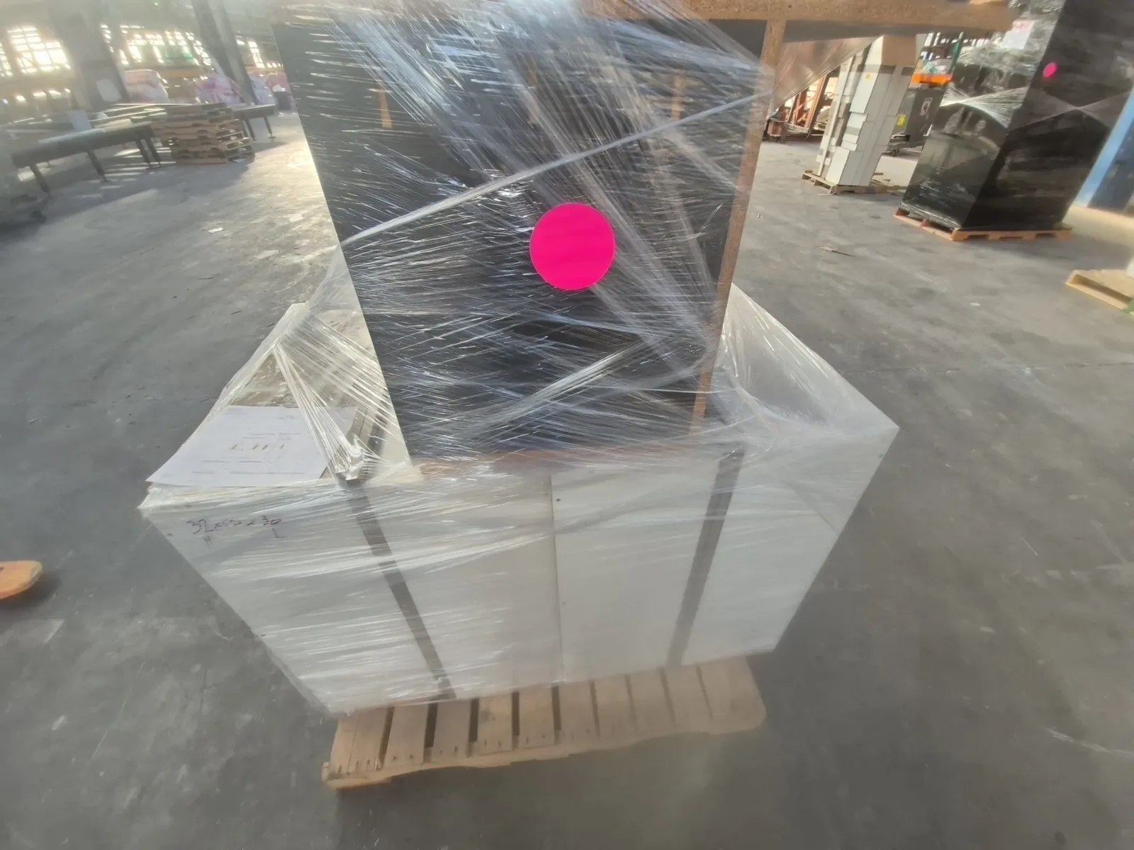 contents-of-pallet-assortment-of-upper-cabinet-9b9424
