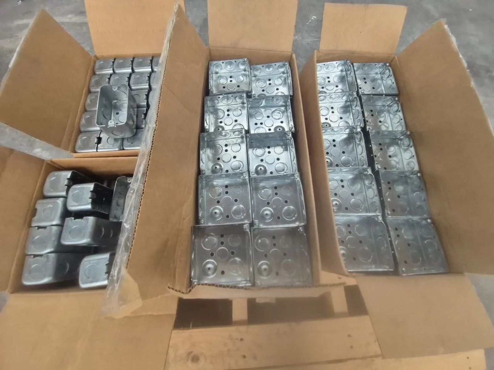 contents-of-pallet-assortment-of-various-4-inch-square-metal-electrical-boxes-mvh1pj49