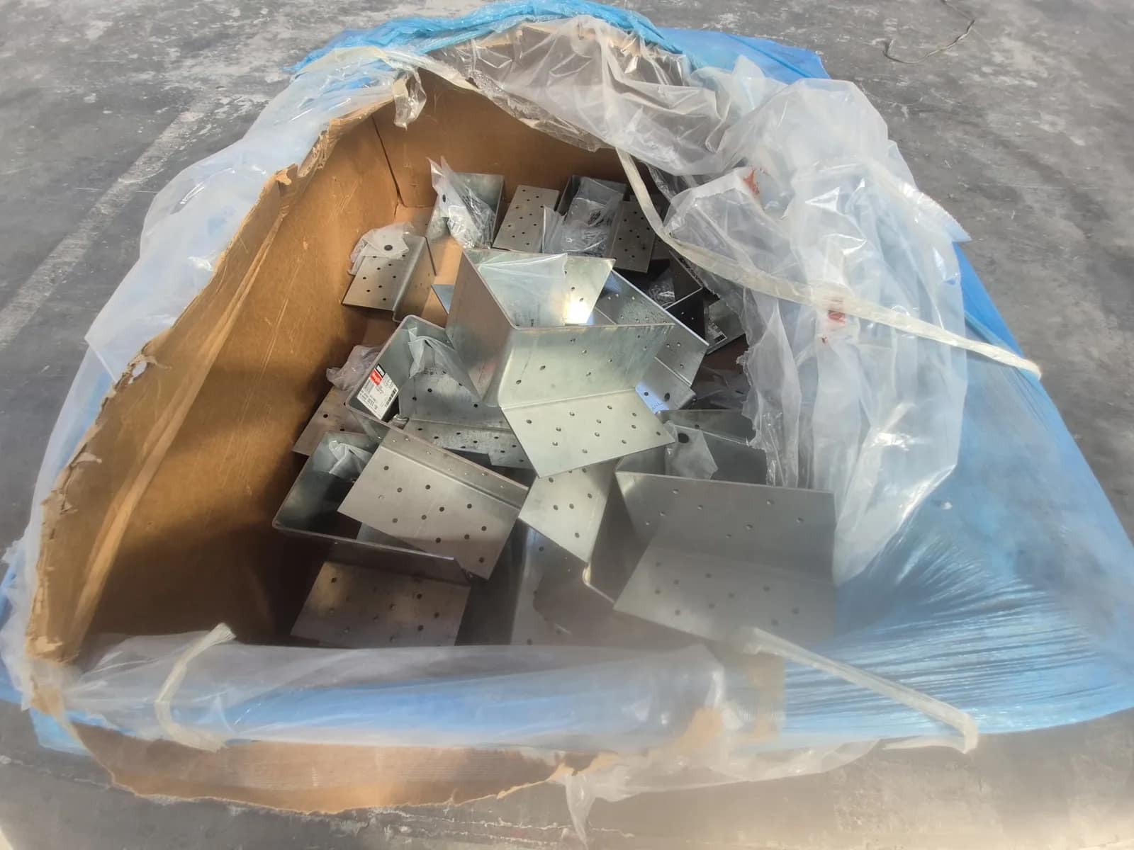 contents-of-pallet-assortment-of-simpson-strong-tie-ccq-column-cap-dbc57f
