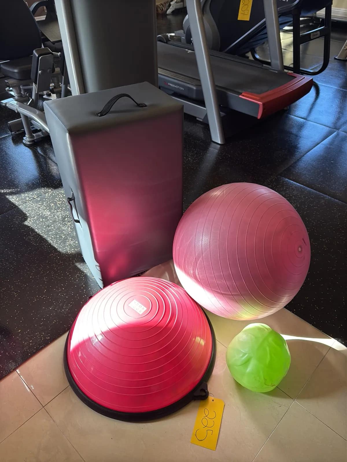 balance-balls-and-padded-box-00e845