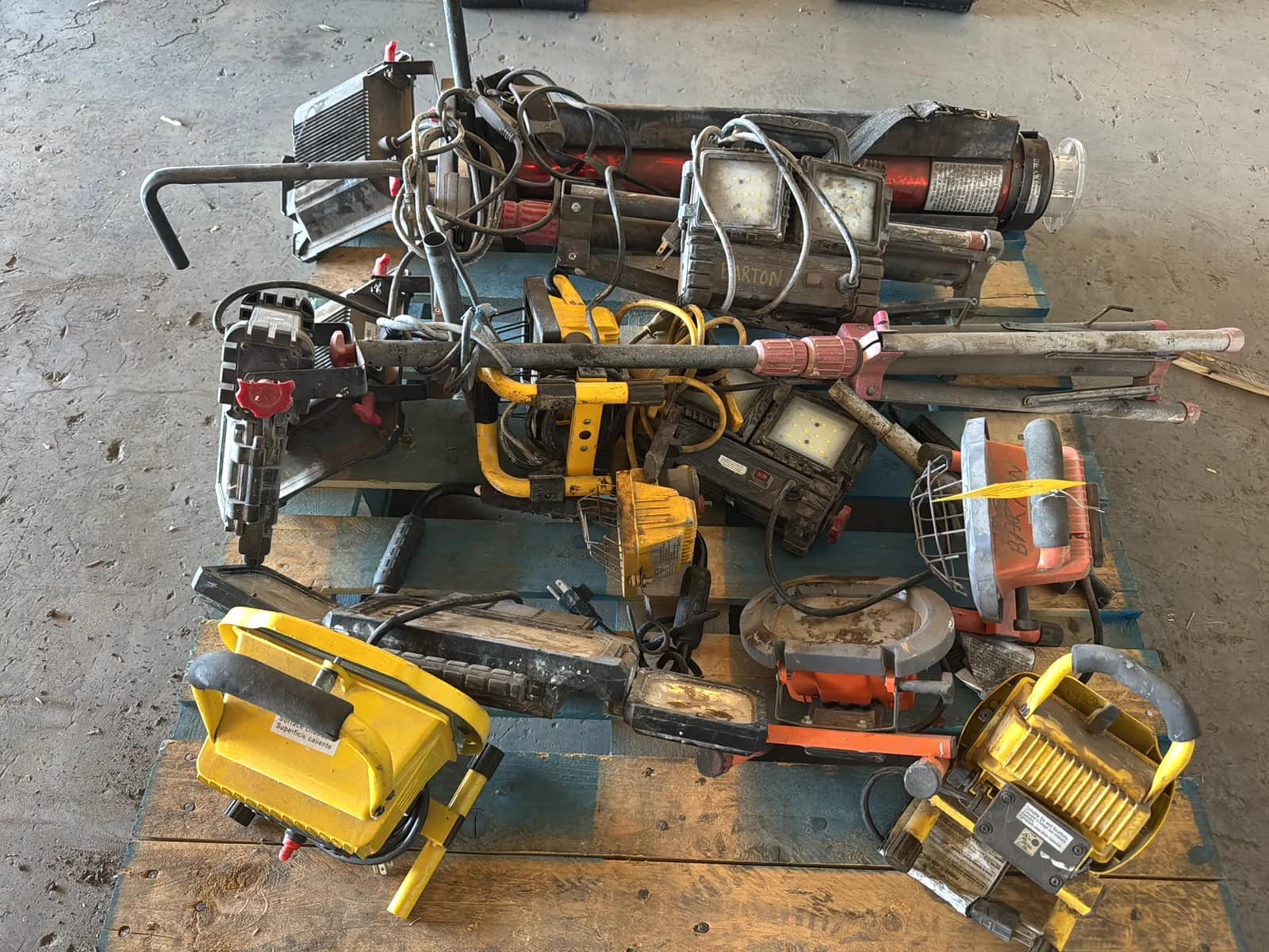 pallet-of-assorted-work-lights-c4a1f2