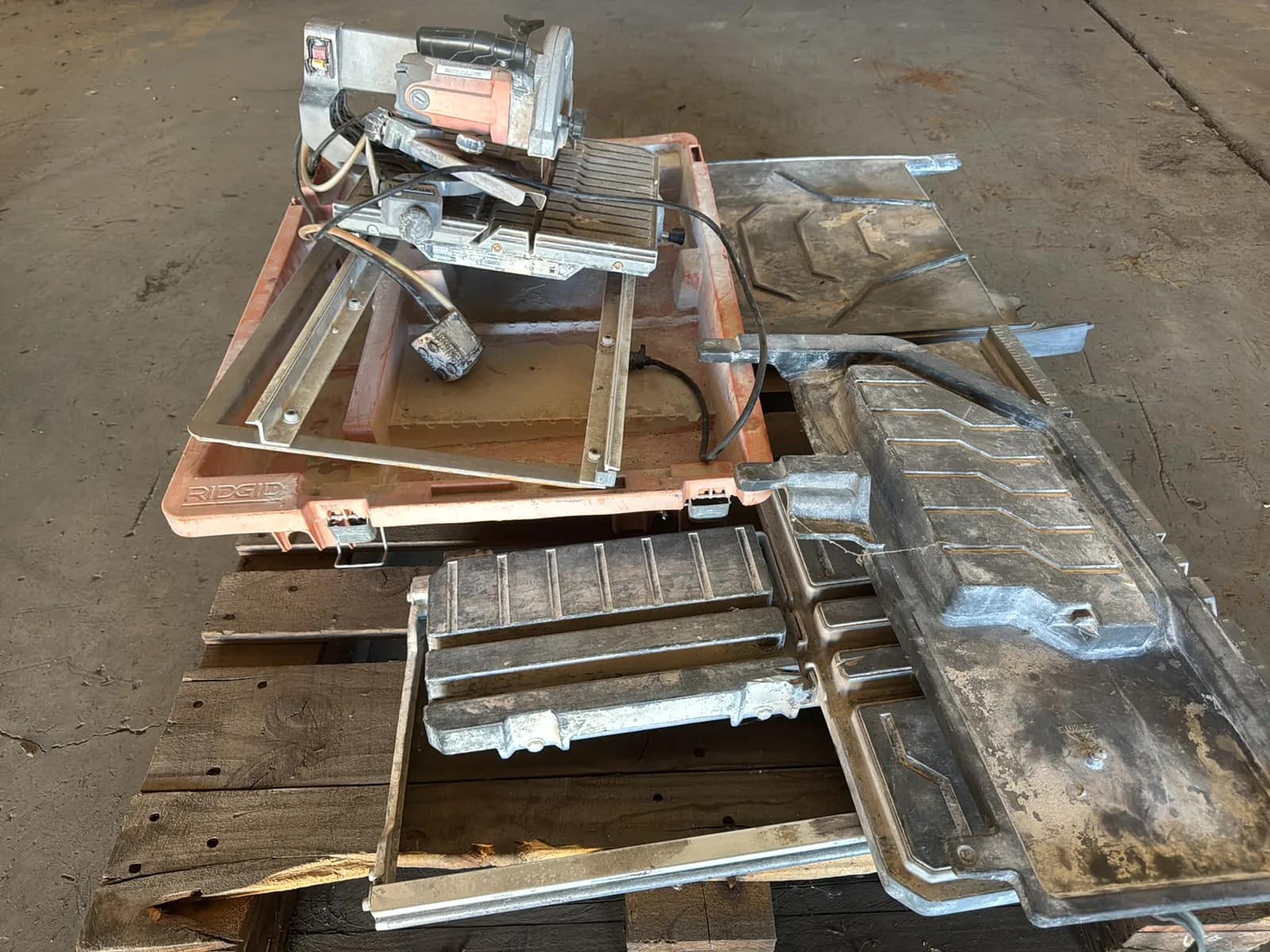 ridgid-tile-saw-and-attachments-mvq1lv4f