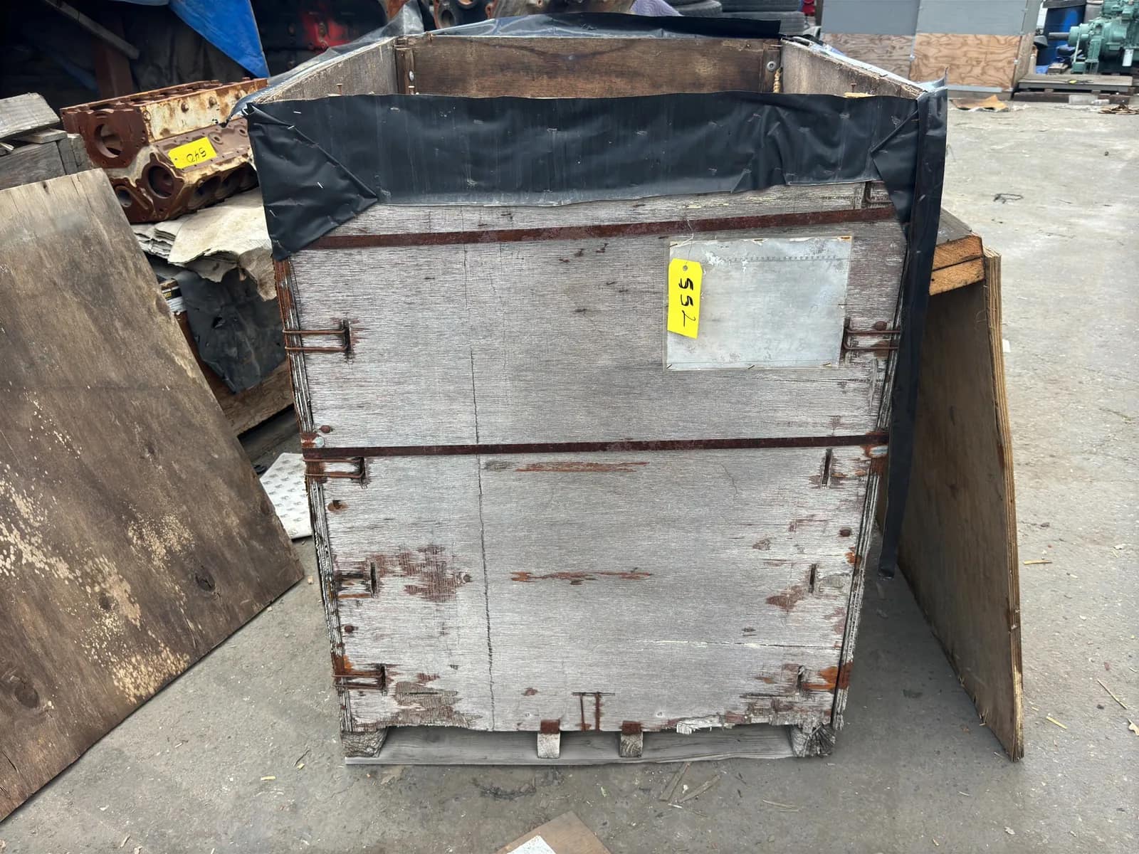 contents-of-crate-assorted-diesel-engine-core-parts-mvtloxk8